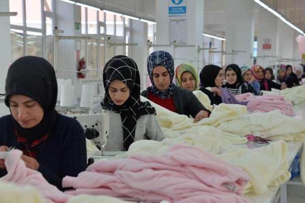 460 kişi, ilçede açılan tekstil atölyeleriyle iş sahibi oldu 