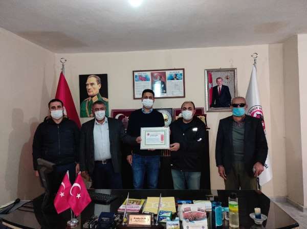 Şehit aileleri ve gaziler 'yılın cesaret' ödülünü İHA'ya verdi