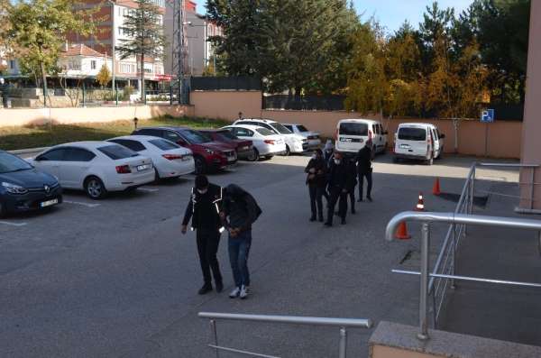 Uyuşturucudan yakalanan 3 şüpheli adliyede