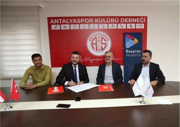 Antalyaspor, altyapı sporcularına İngilizce eğitimi için protokol imzaladı