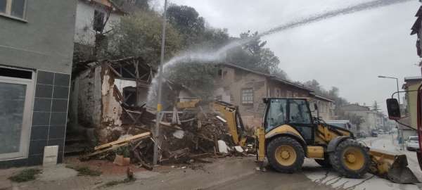 Niksar'da metruk binalar yıkılıyor
