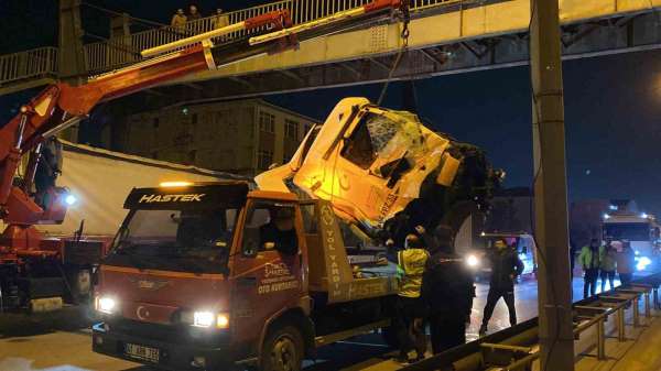 Kocaeli'de 2 tırın karıştığı kazada kupa koptu: Sürücü ağır yaralandı