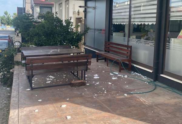 Binadan düşen sıva parçaları tehlike saçıyor