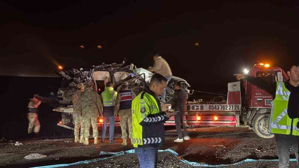 Diyarbakır'daki kazada ölen 4 kişinin cenazesi Adli Tıp Kurumu'na kaldırıldı