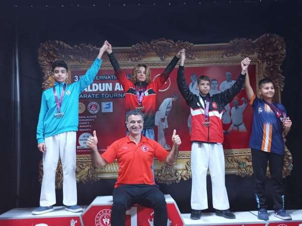 Kemer Belediyesi Karate Takımı'ndan 9 madalya