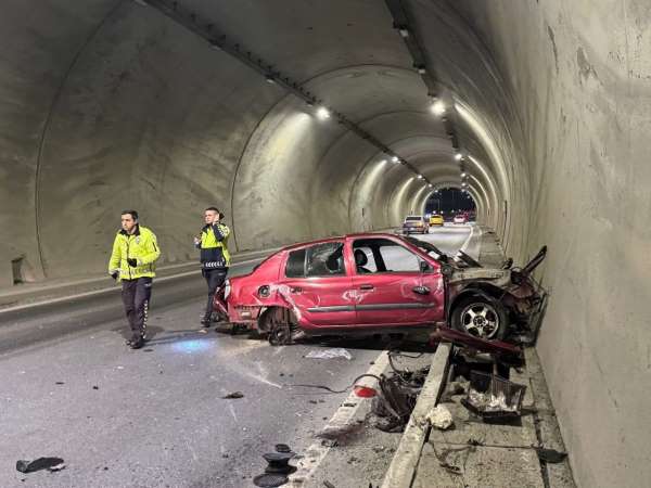 Tünelde feci kaza: Aracın motoru metrelerce ileri savruldu, hız kadranı 200'de takılı kaldı
