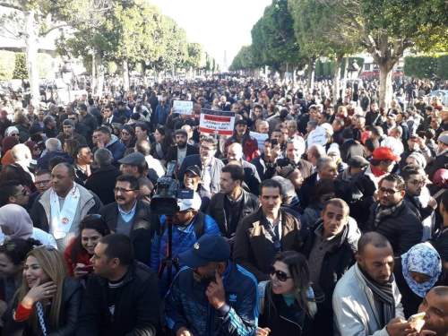 Tunuslu öğretmenler sokaklara döküldü