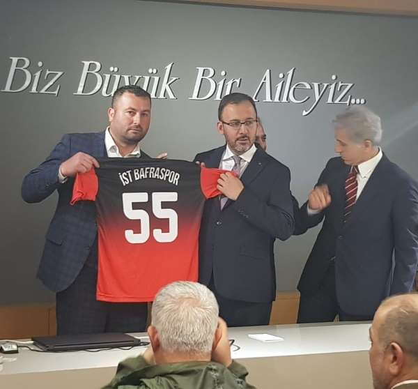 Bakan Kasapoğlu'na, İstanbul Bafraspor forması hediye edildi 