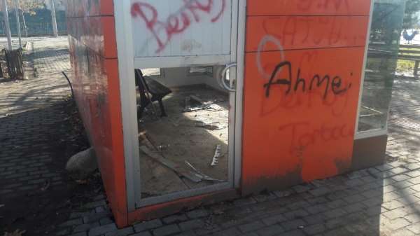 Magandalar şehir mobilyalarına zarar verdi 