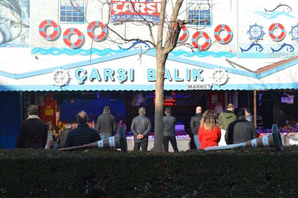 Kısıtlamanın ilk gününde balık tezgâhlarında kuyruk oluştu