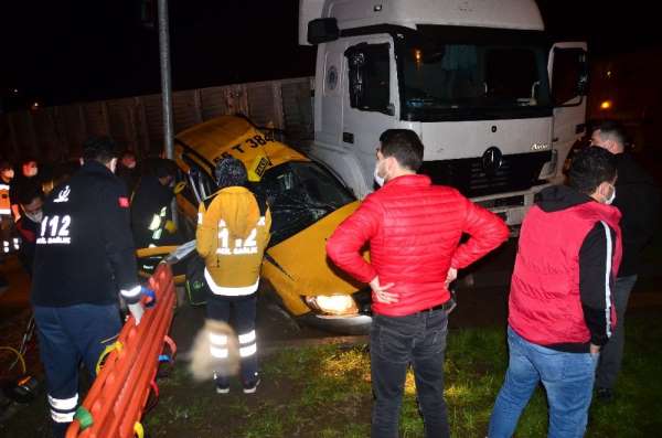 Samsun'da tır ticari taksiye çarptı: 3 yaralı 