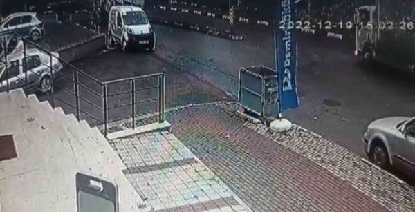 Kartal'da virajı alamayan beton mikserinin devrildiği kaza kamerada