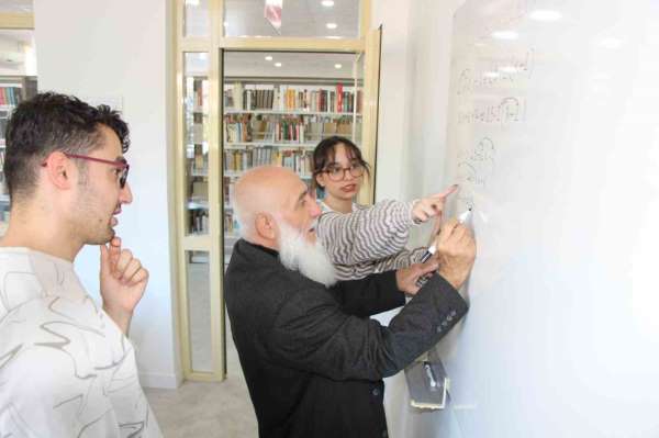 Üniversitelilerden, 4. defa DGS'ye hazırlanan Yaşar dedeye özel matematik dersi