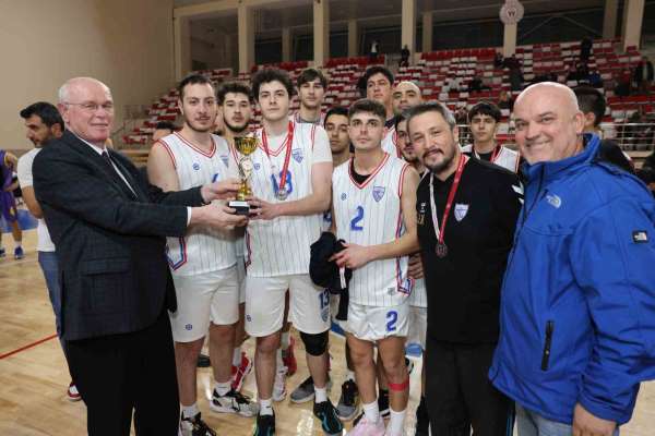 Başkan Kurt'a Basketbol Ligi şampiyonluk maçında büyük ilgi