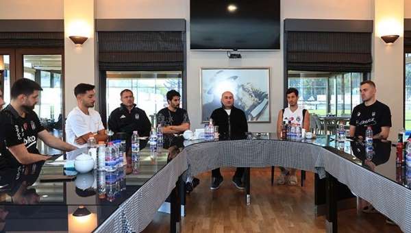 Beşiktaş'ta Başkan Hüseyin Yücel, futbolcularla buluştu