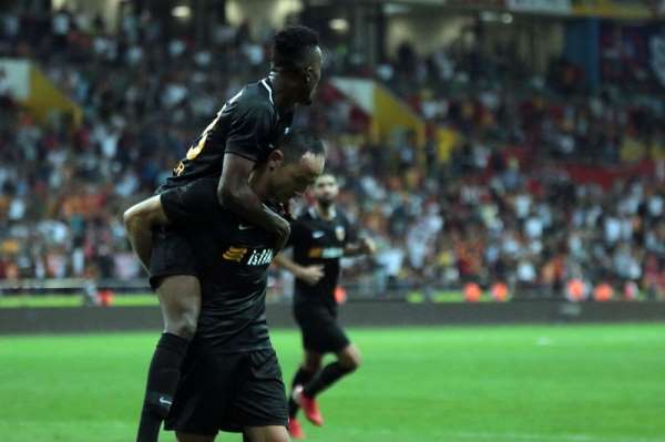 Umut Bulut gollerine devam ediyor