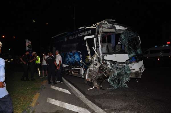 Antalya'da 12 kişinin yaralandığı kazada kırmızı ışık ihlali iddiası 