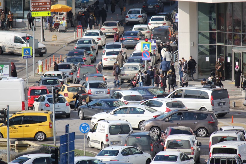 Samsun'da kısıtlama öncesi trafik felç