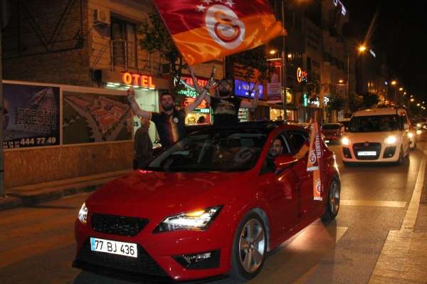 Galatasaraylı taraftarlar Yalova'yı marşlarla inletti! 