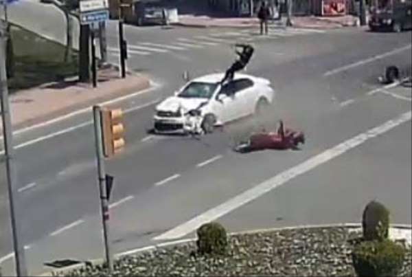 Motosiklet sürücüsünün fırladığı kaza anı kamerada
