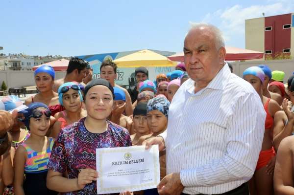 Erdemli'de yüzme kursuna katılan kursiyerler katılım belgelerini aldı 