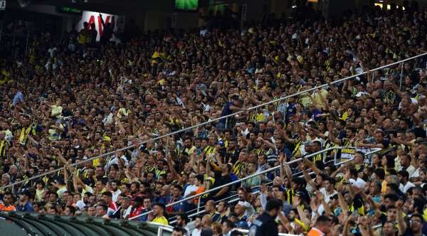 Taraftarlar Fenerbahçeli futbolcuları tribünlere davet etti 