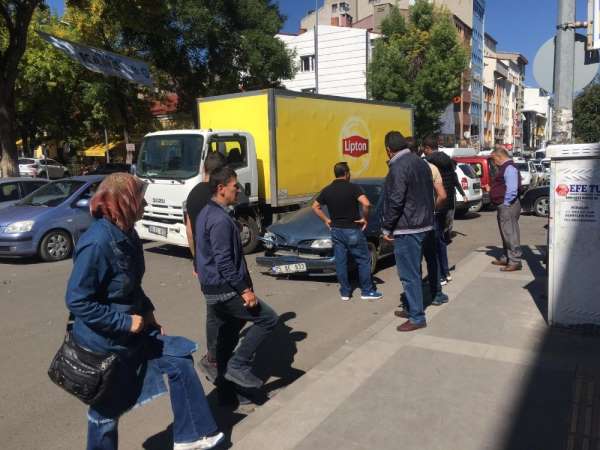 Kars'ta maddi hasarlı trafik kazası 