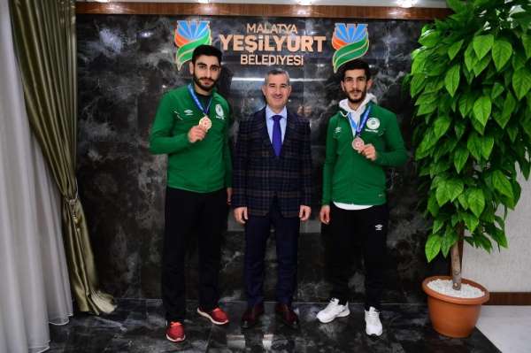 Başkan Çınar, başarılı sporcuları tebrik etti 