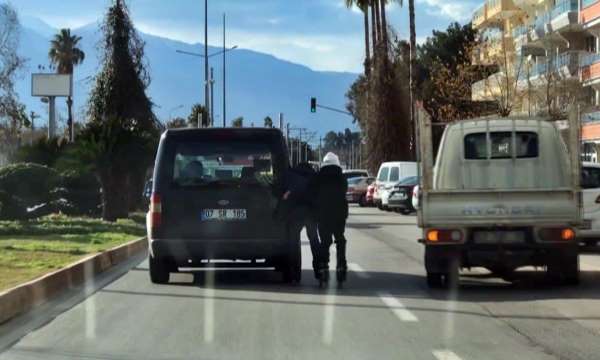 Araca tutunan patenli arkadaşına sarılarak kazaya davetiye çıkardı