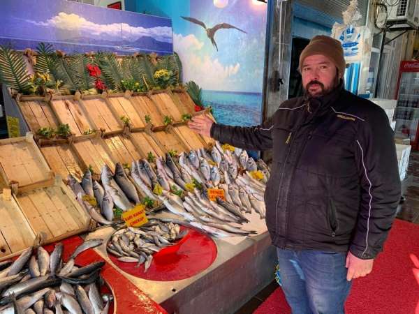 Olumsuz hava şartları Eskişehir'deki balık tezgâhlarını boş bıraktı