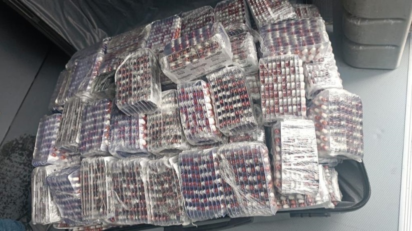 Samsun'da yolcu otobüsündeki valizlerde 34 bin 650 adet sentetik ecza ele geçirildi: 3 gözaltı