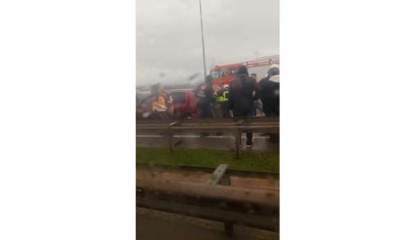 Bursa'da yağışlı havada duramayan kamyon zincirleme kazaya sebep oldu: 4 yaralı