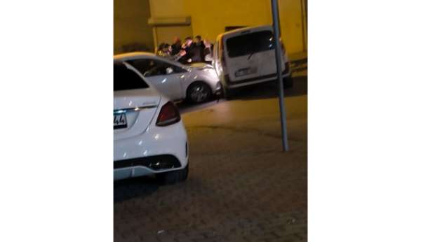 Önce kaza yaptılar, sonra tekmeli yumruklu kavga ettiler, o anlar kamerada