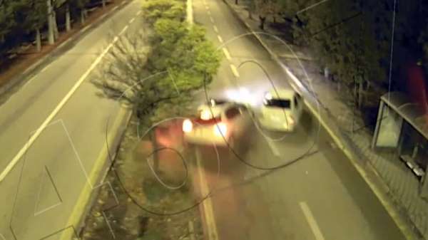 Bulvar yolunda yarış yapan trafik magandalarının kaza anı kamerada 