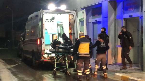 2 polis memuru, gürültü şikayetine gittikleri evde bıçaklanarak yaralandı