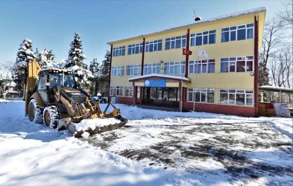 Altınordu'da okul bahçeleri kardan temizlendi