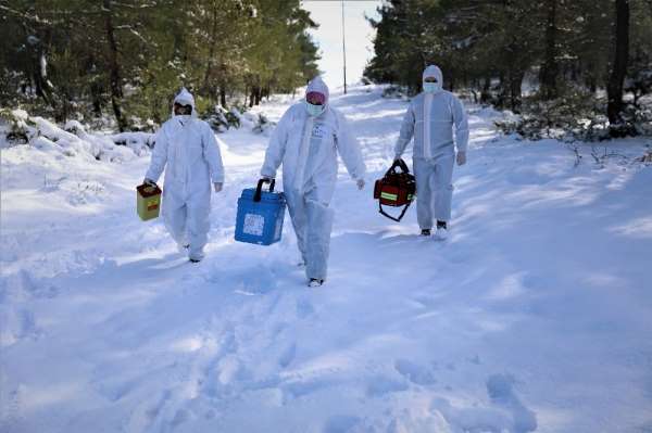 Aşı ekipleri komando gibi: Kar ve baraj onlara engel olamadı