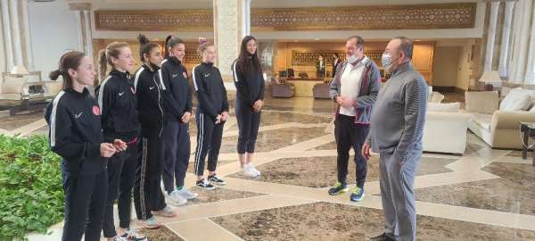 Bakan Çavuşoğlu'ndan Kadın Milli Taekwondo Takımı'na ziyaret