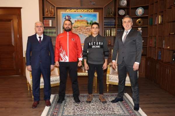 Belediye Başkanı Savran, sporcular Çetinkaya ve Ekmek'e başarılar diledi