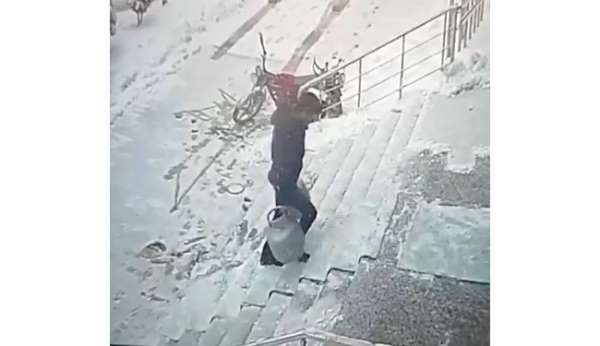Buzlanan merdivende tüpçünün zor anları