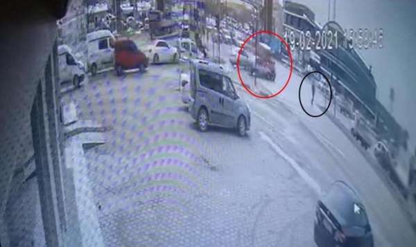 Işık ihlali yüzünden yaşanan kaza kameralara yansıdı