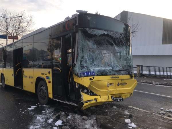 İstanbul Sultanbeyli'de İETT otobüsüyle servis minibüsü çarpıştı. Kazada 7 kişi yaralanırken olay yerine çok s