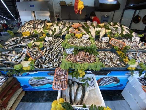 Karadeniz'de çıkan fırtına balık tezgahlarına yansıdı