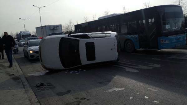 Sultangazi'de araç takla attı, kaza nedeniyle trafik oluştu