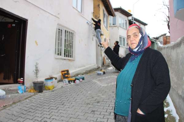 Yaşlı kadın, kredi çekip sokağa güvenlik kamerası taktırdı