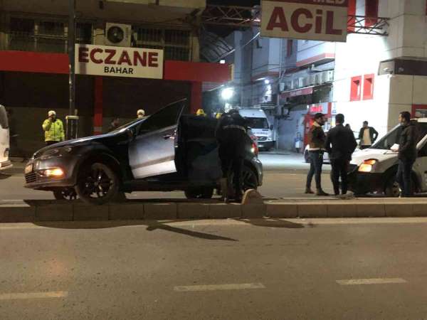 'Dur' ihtarına uymayan sürücü kaza yaptıktan sonra refüje çıktı
