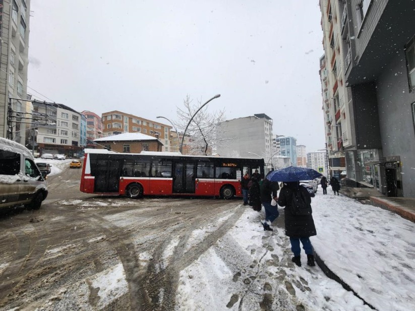 Samsun'da kar çileye dönüştü, ulaşımda aksamalar meydana geldi