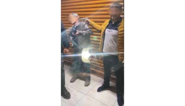 Arkadaşlarıyla şakalaşırken tabancayı boynuna dayayıp kazara kendini vurdu