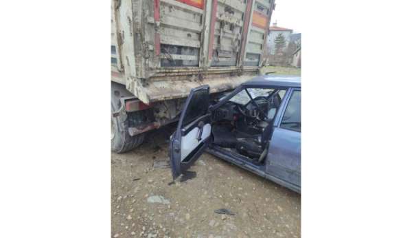 Otomobilin tıra çarptığı kazada bir kişi öldü