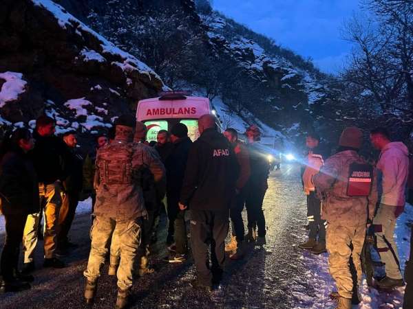 Tunceli'de kar yağışı nedeniyle kayganlaşan yolda kaza: 3 yaralı